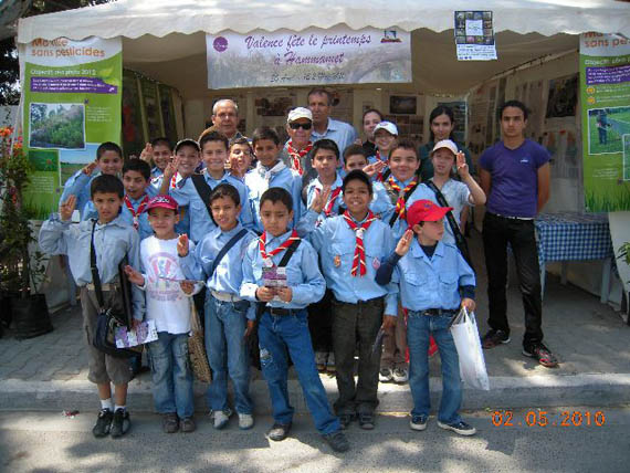 Photo souvenir avec les  Scouts de Hammamet devant le stand de l’association, AEH